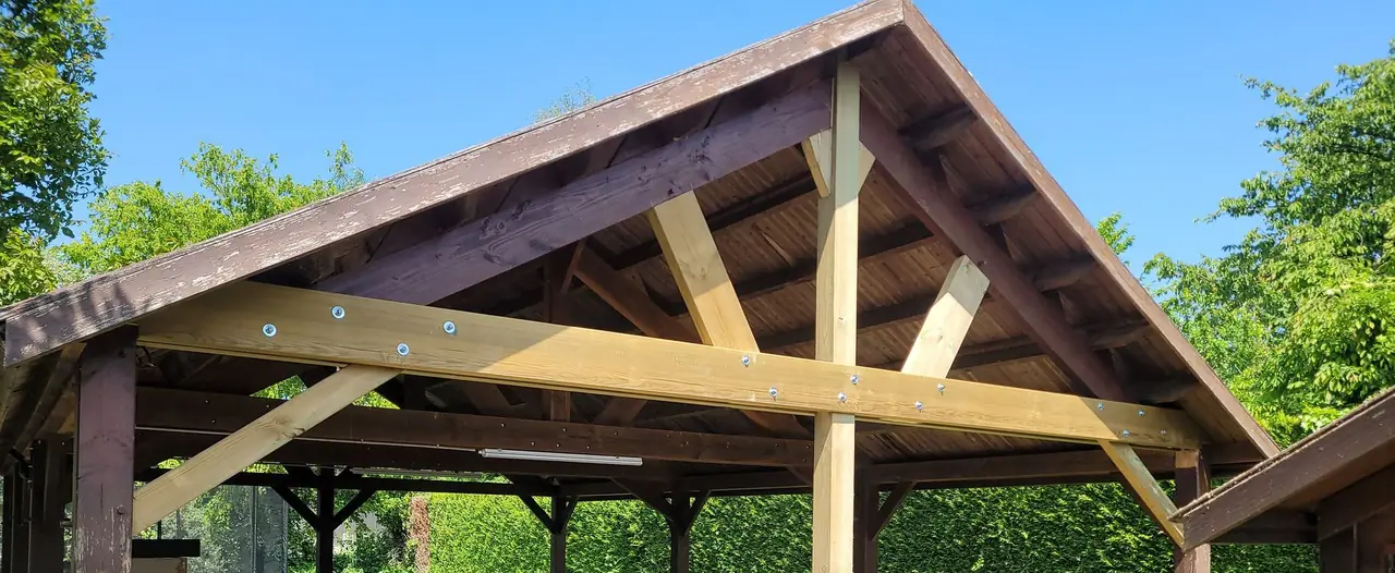 Charpente de bois renforcée par des pièces neuves boulonnées, sur un ouvrage ancien