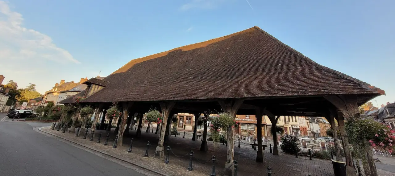 La halle en bois de Lyons-la-Forêt et son immense toit de tuiles, au lever du jour
