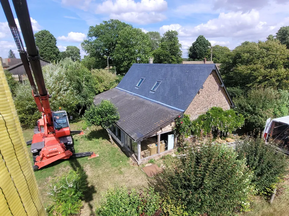 Maison au toit d’ardoise refait à neuf avec deux fenêtres de toit, chariot télescopique en place